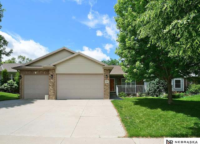 Property at 1853 SW 38 St, Lincoln, NE 68522, 4 beds, 3 baths