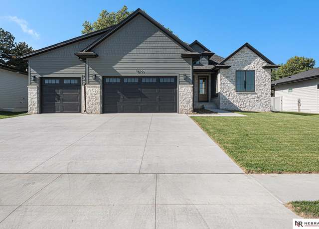 Property at 931 S 88th St, Lincoln, NE 68510, 4 beds, 3 baths