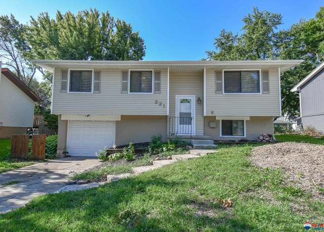 Property at 221 Mormon Trl, Lincoln, NE 68521, 3 beds, 2 baths