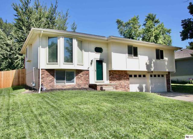 Property at 1009 Shawnee Rd, Papillion, NE 68046, 3 beds, 2.5 baths