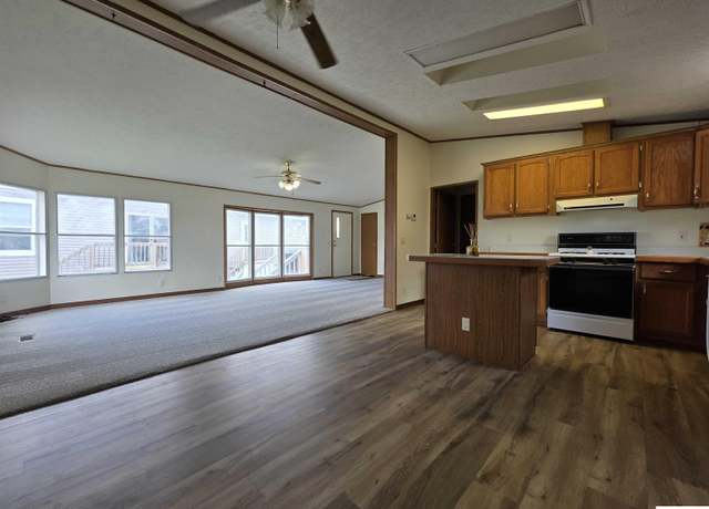 Property at 1031 Gordon Dr, Lincoln, NE 68522, 4 beds, 2 baths