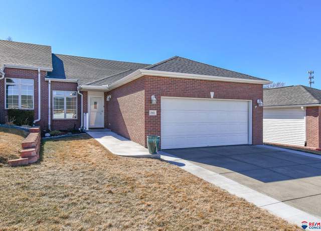 Property at 2821 Porter Ridge Rd, Lincoln, NE 68516, 3 beds, 3 baths