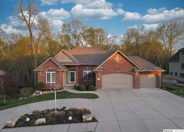Property at 4615 Windcrest Dr, Papillion, NE 68133, 4 beds, 3 baths