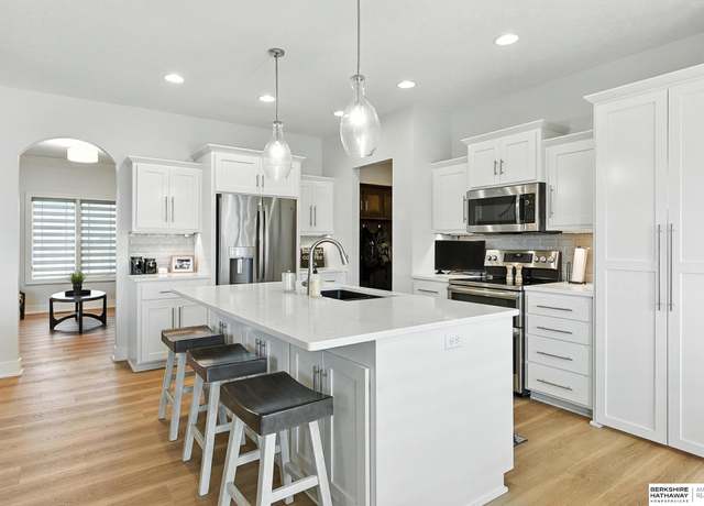 Property at 18716 Hampton Dr, Omaha, NE 68136, 5 beds, 4.5 baths