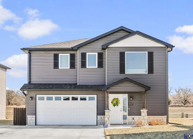 Property at 4832 N 36th St, Lincoln, NE 68504, 2 beds, 2.5 baths