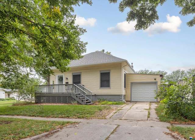 Property at 871 S 32nd St, Lincoln, NE 68510, 2 beds, 1.5 baths
