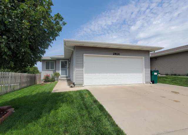 Property at 2924 W Peach St, Lincoln, NE 68522, 3 beds, 4 baths
