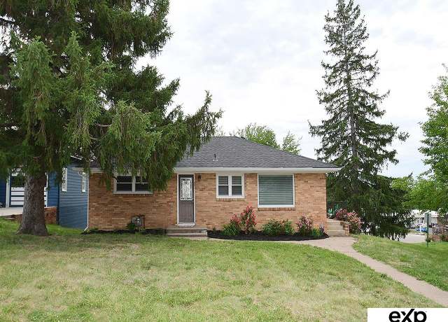 Property at 1001 Parkway Dr, Bellevue, NE 68005, 3 beds, 2 baths