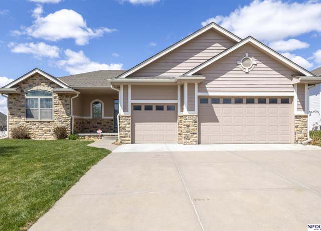 Property at 8618 S 101 St, La Vista, NE 68128, 4 beds, 3 baths