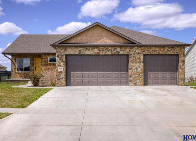 Property at 921 Terrace View Dr, Hickman, NE 68372, 5 beds, 3 baths