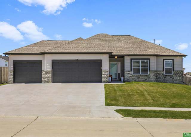 Property at 12108 S 110 St, Papillion, NE 68046, 4 beds, 3 baths
