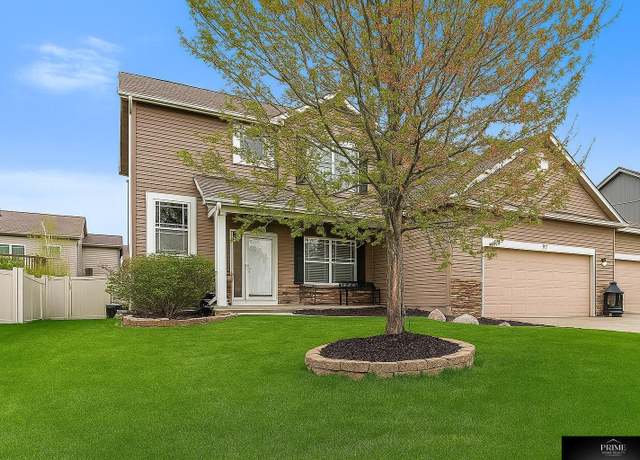 Property at 2204 Hummingbird Dr, Bellevue, NE 68123, 5 beds, 3.5 baths