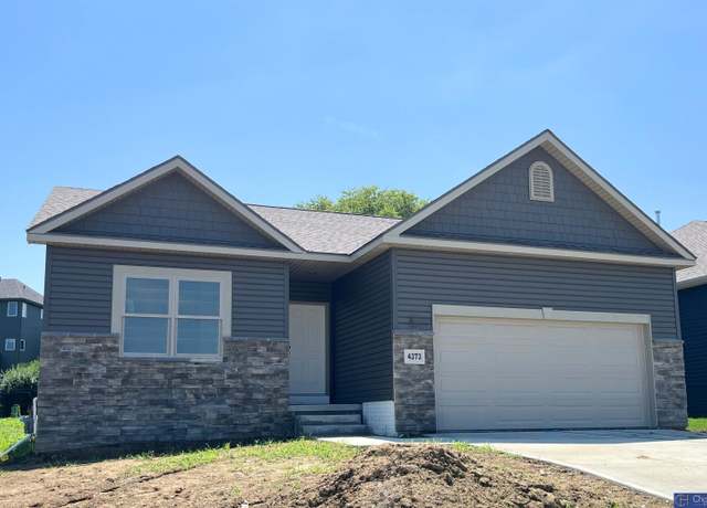 Property at 4373 Lookingglass Dr, Bellevue, NE 68123, 3 beds, 2.5 baths