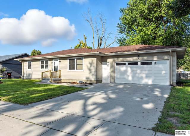 Property at 219 S William Ave, Fremont, NE 68025, 5 beds, 2 baths