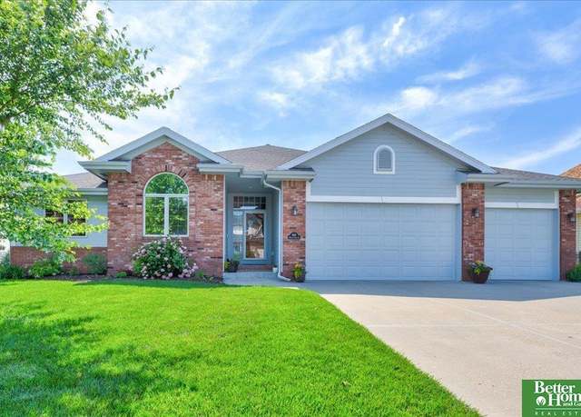 Property at 1806 Walnut Creek Dr, Papillion, NE 68046, 5 beds, 3 baths