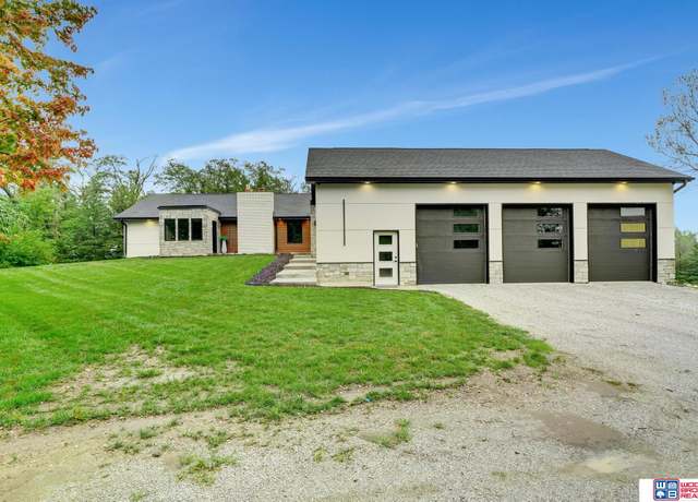 Property at 6250 S 112th St, Lincoln, NE 68526, 4 beds, 3.5 baths