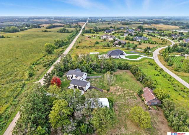 Property at 6250 S 112th St, Lincoln, NE 68526, 4 beds, 3.5 baths