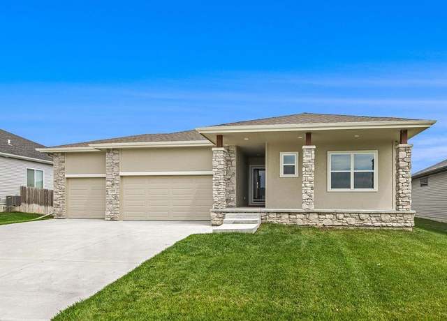 Property at 7900 Maxine Dr, Lincoln, NE 68516, 5 beds, 3 baths