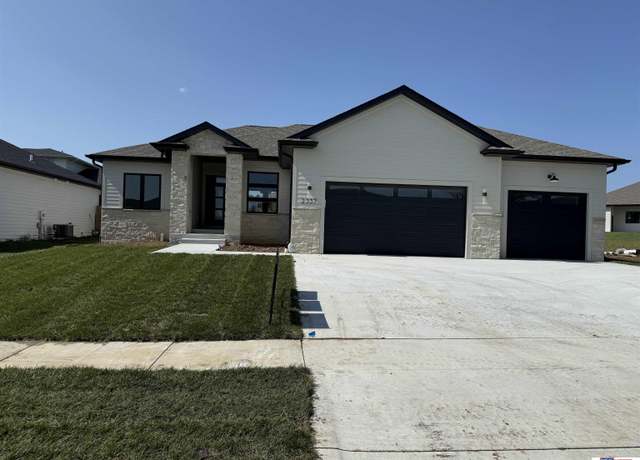 Property at 2337 S 89th St, Lincoln, NE 68520, 5 beds, 3 baths