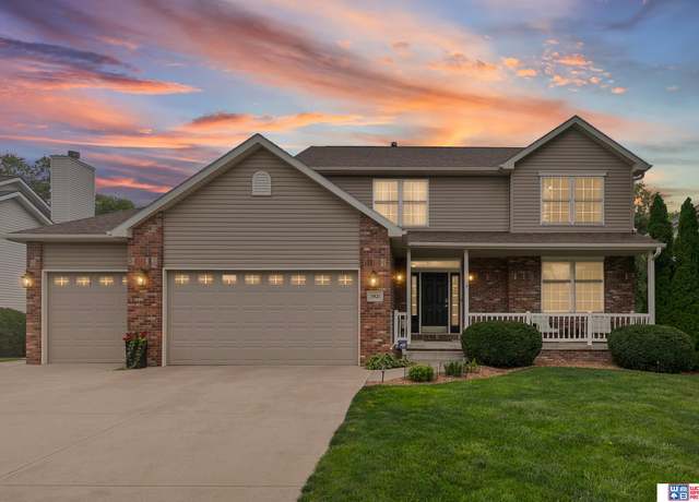Property at 5921 Arrowwood Rd, Lincoln, NE 68526, 5 beds, 3.5 baths