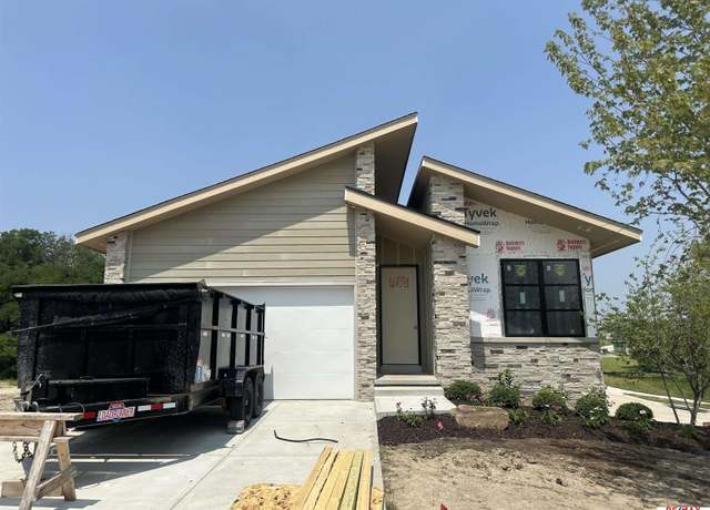 Property at 20102 W St, Omaha, NE 68135, 4 beds, 2.5 baths