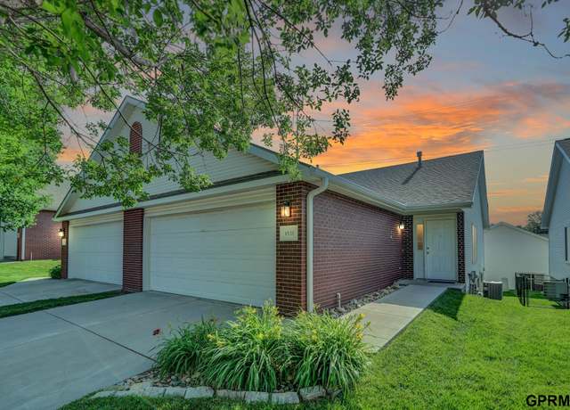Property at 4830 S 55th Ct, Lincoln, NE 68516, 2 beds, 2 baths