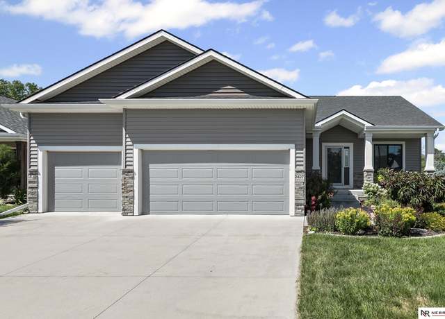 Property at 2427 W Thomas Ct, Lincoln, NE 68522, 5 beds, 3 baths