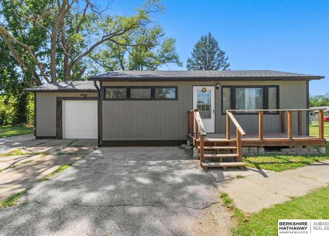 Property at 4701 Redick Ave, Omaha, NE 68152, 2 beds, 1.5 baths