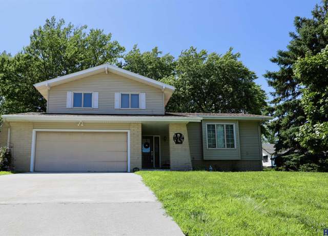 Property at 1365 N Chestnut St, Wahoo, NE 68066, 3 beds, 2.5 baths