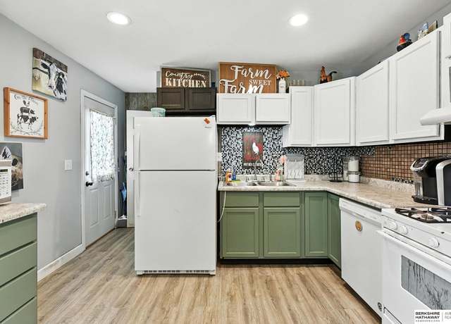Property at 7631 S 41st St, Bellevue, NE 68147, 3 beds, 1 bath