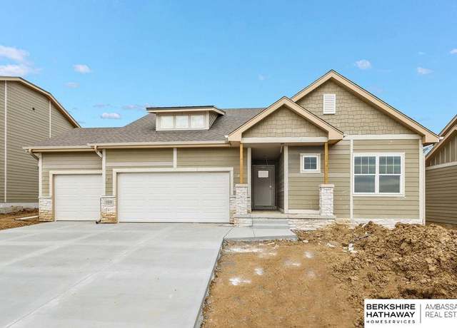 Property at 10436 Cody St, Papillion, NE 68046, 5 beds, 3 baths