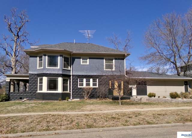 Property at 800 N 12th St, Beatrice, NE 68310, 4 beds, 3 baths