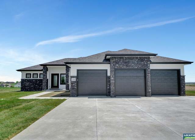 Property at 2720 SW 49th St, Lincoln, NE 68522, 5 beds, 3 baths