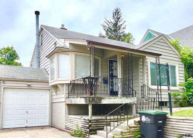 Property at 2731 Iowa St, Omaha, NE 68112, 3 beds, 1 bath