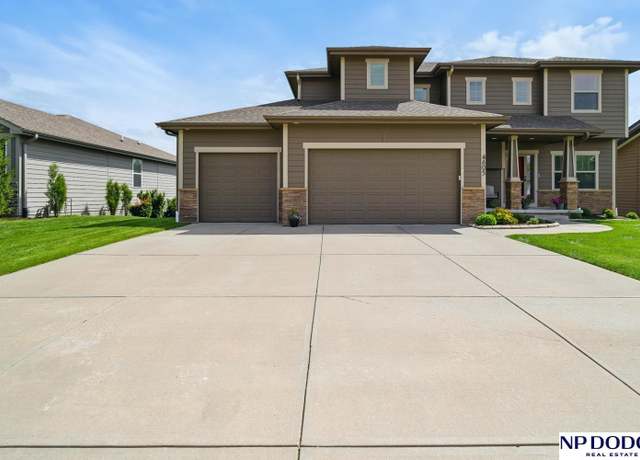 Property at 4605 Sheridan St, Papillion, NE 68133, 4 beds, 2.5 baths