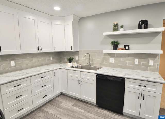 Property at 7242 Shamrock Ct, Lincoln, NE 68506, 3 beds, 2.5 baths