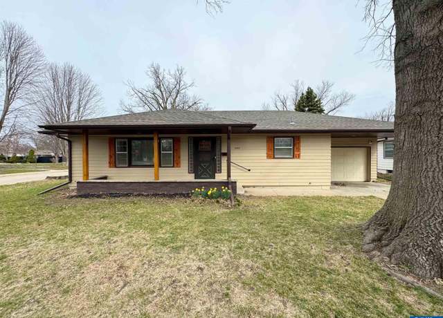 Property at 1300 Park St, Beatrice, NE 68372, 4 beds, 2 baths