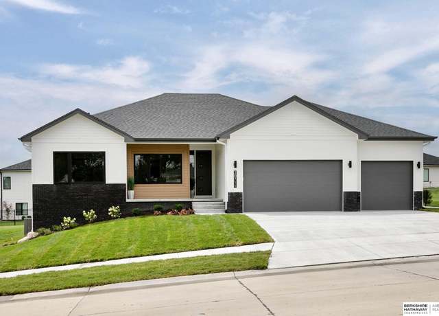 Property at 20711 Hartman Ave, Elkhorn, NE 68022, 5 beds, 3.5 baths