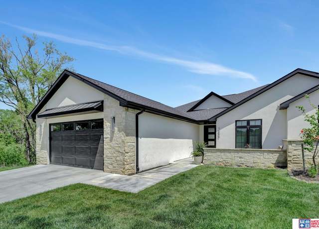 Property at 1500 S 93rd St, Lincoln, NE 68520, 4 beds, 3 baths