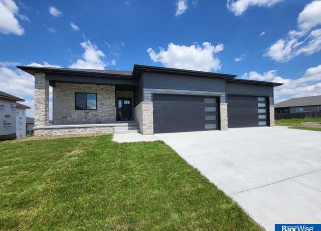 Property at 7520 Maxine Dr, Lincoln, NE 68516, 4 beds, 3 baths