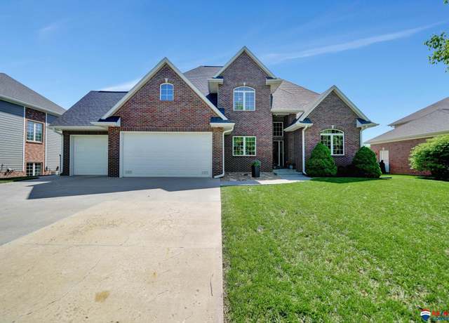 Property at 6724 S Ridge Dr, Lincoln, NE 68512, 5 beds, 3.5 baths