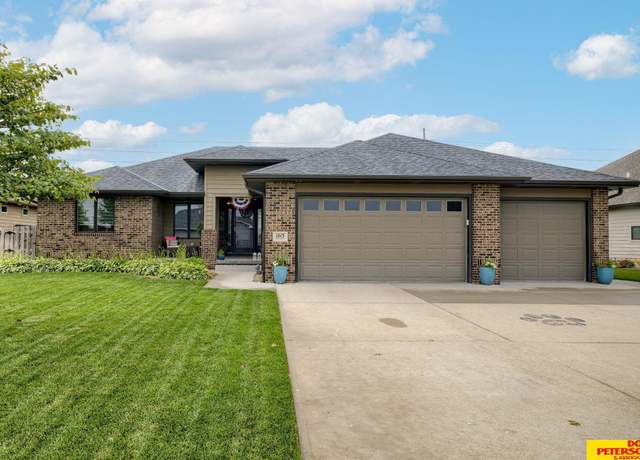 Property at 1013 Summerwood Dr, Fremont, NE 68025, 4 beds, 3 baths