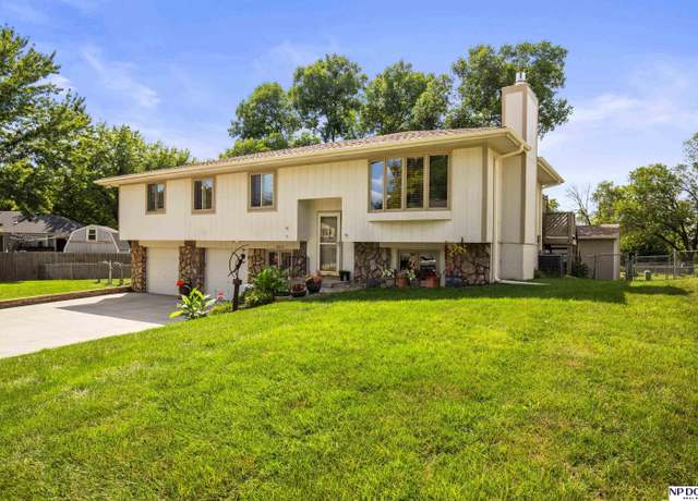 Property at 8614 S 46th Ave, Omaha, NE 68157, 3 beds, 2.5 baths