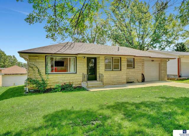 Property at 824 Mahoney Dr, Lincoln, NE 68504, 2 beds, 2 baths