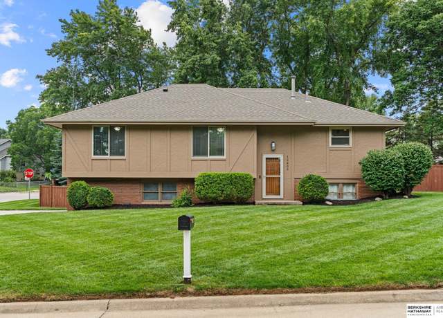 Property at 12805 Southdale Dr, Omaha, NE 68137, 3 beds, 3 baths