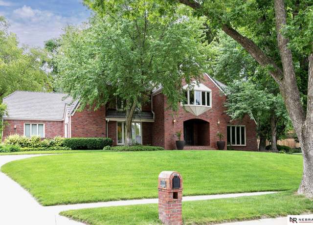 Property at 9723 Fieldcrest Dr, Omaha, NE 68114, 4 beds, 5 baths