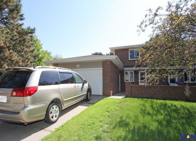 Property at 3400 Allendale Dr, Lincoln, NE 68516, 4 beds, 3 baths