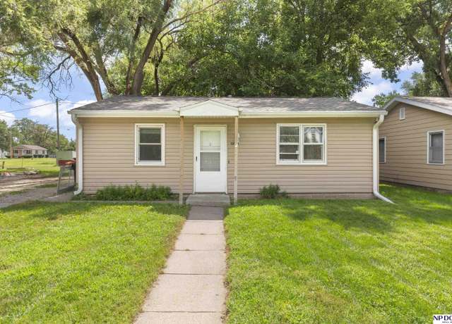 Property at 725 W Jackson St, Fremont, NE 68025, 2 beds, 1 bath