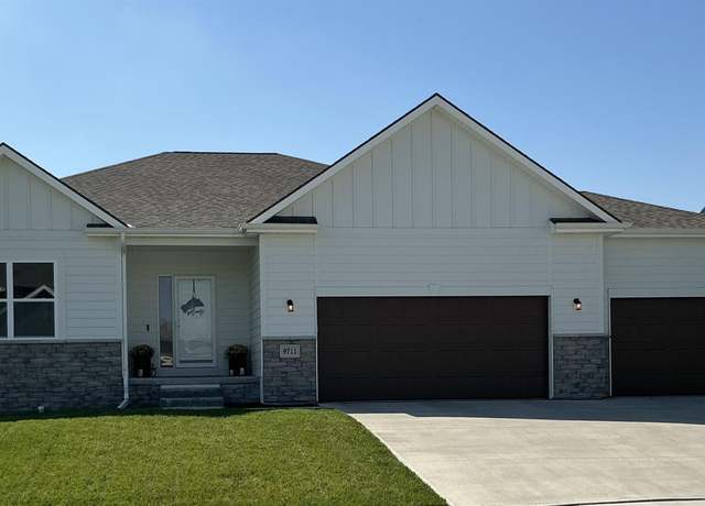 Property at 9711 Superior Dr, Papillion, NE 68046, 4 beds, 3 baths