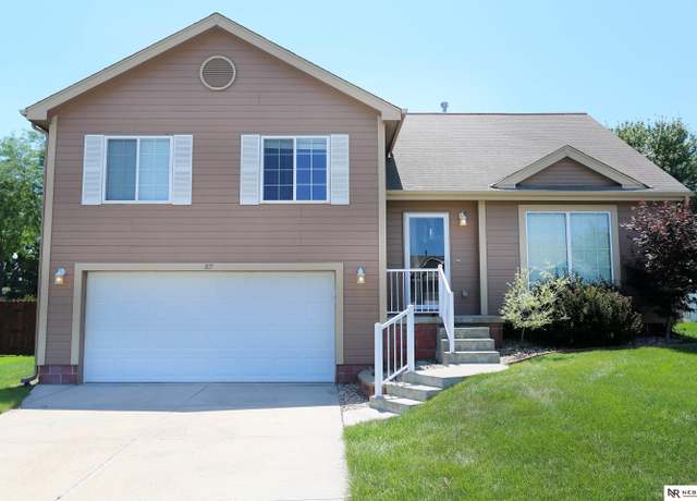 Property at 815 Edgewater Dr, Papillion, NE 68046, 3 beds, 2 baths